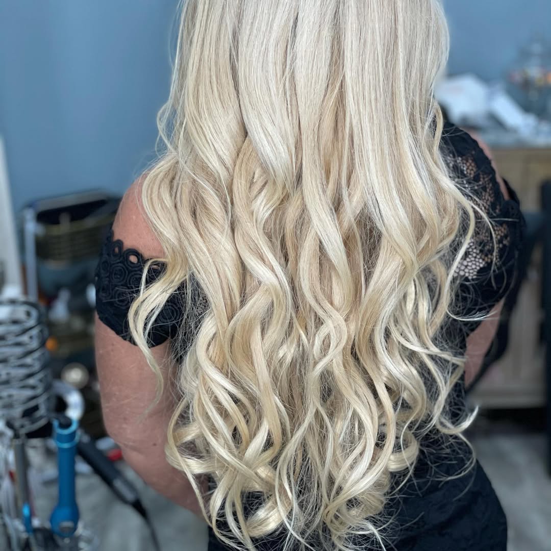 Blonde curls by Portes Beauty